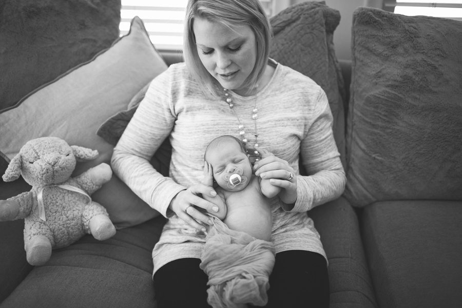 newborn at home documentary photography nelva minnetonka025