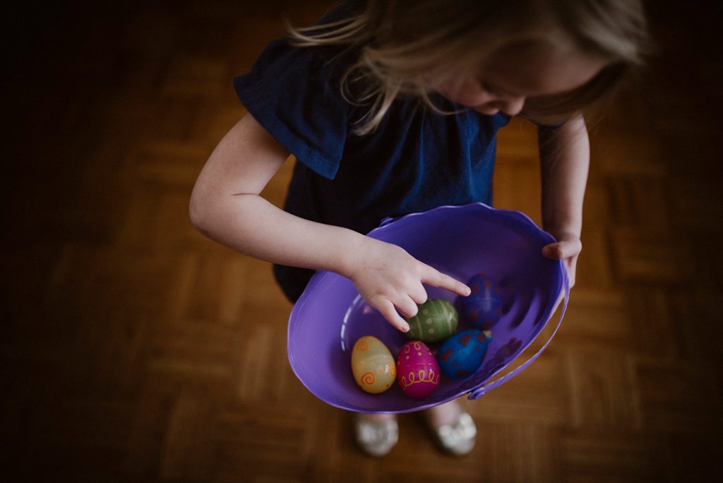 Easter family photos egg coloring candid fun photography audrey